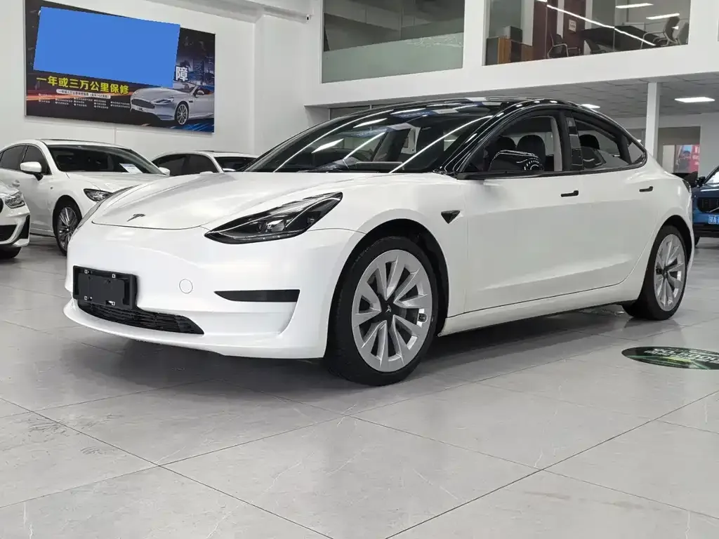 Tesla Model 3 — фото 1