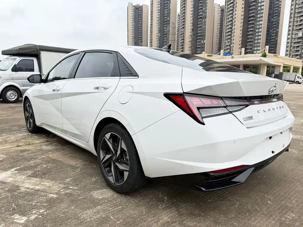 Hyundai Elantra — фото 4