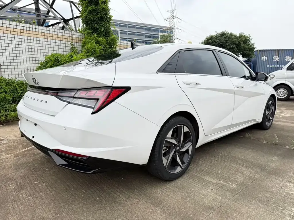 Hyundai Elantra — фото 2