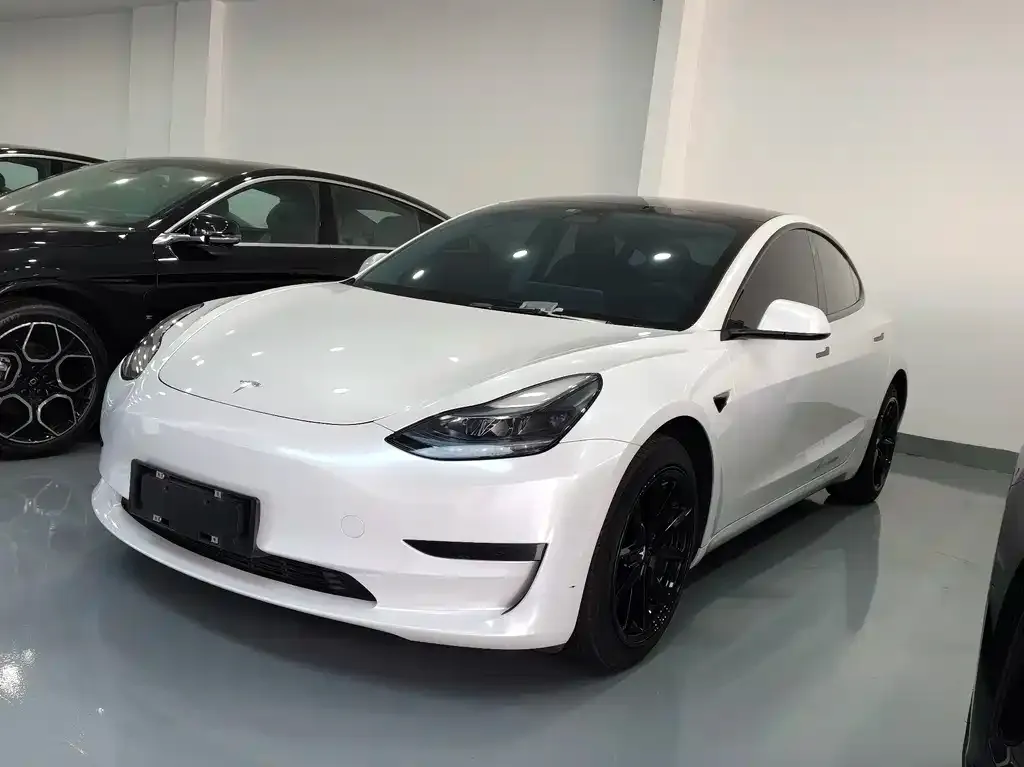 Tesla Model 3 — фото 1