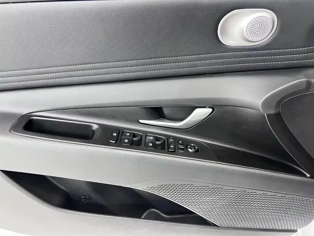 Hyundai Elantra — фото 10