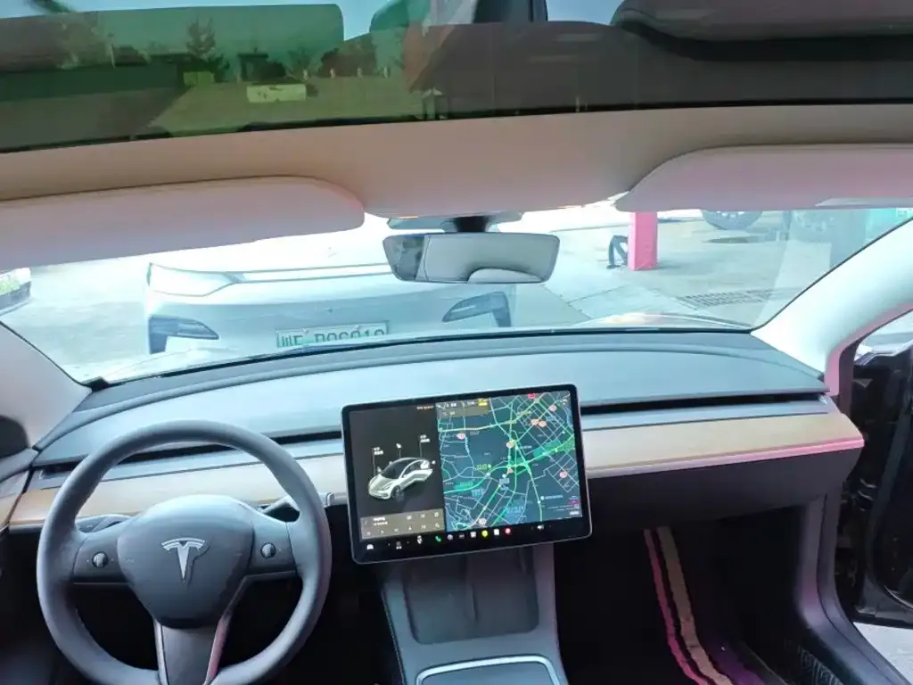 Tesla Model 3 — фото 1