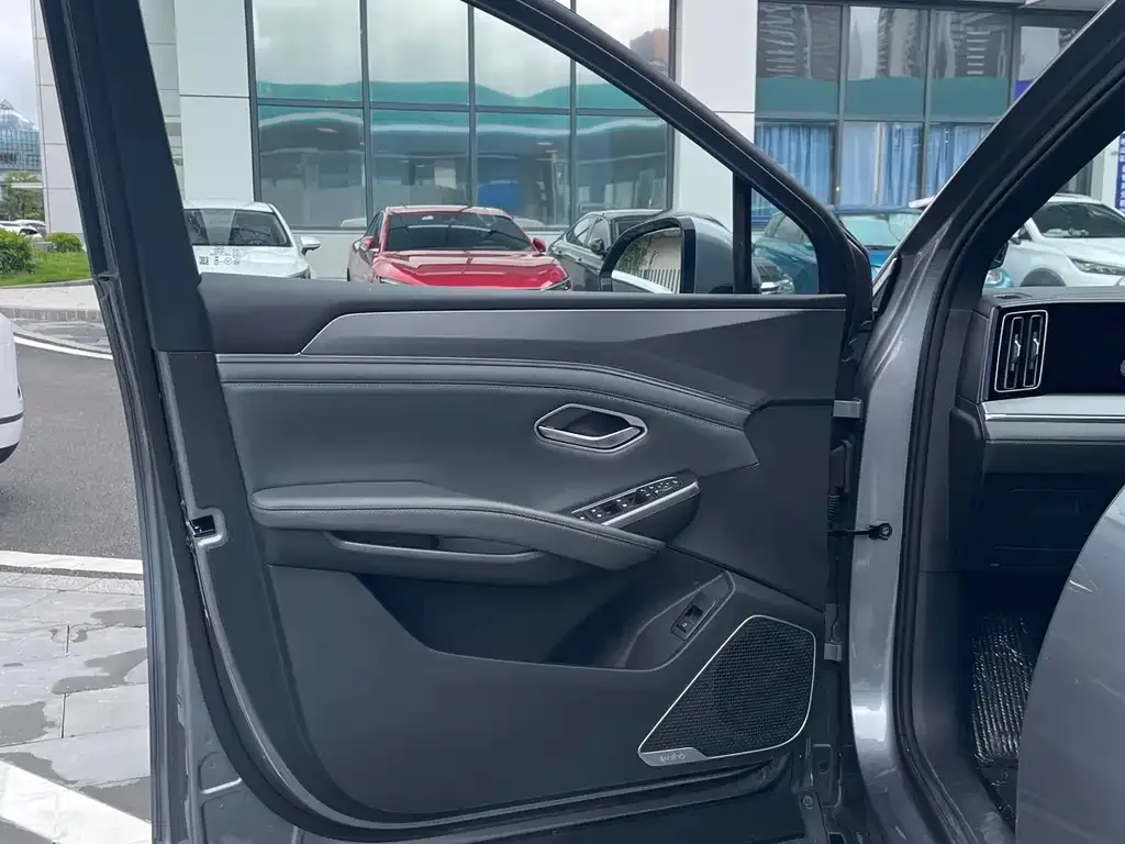 BYD L DM-i — фото 9