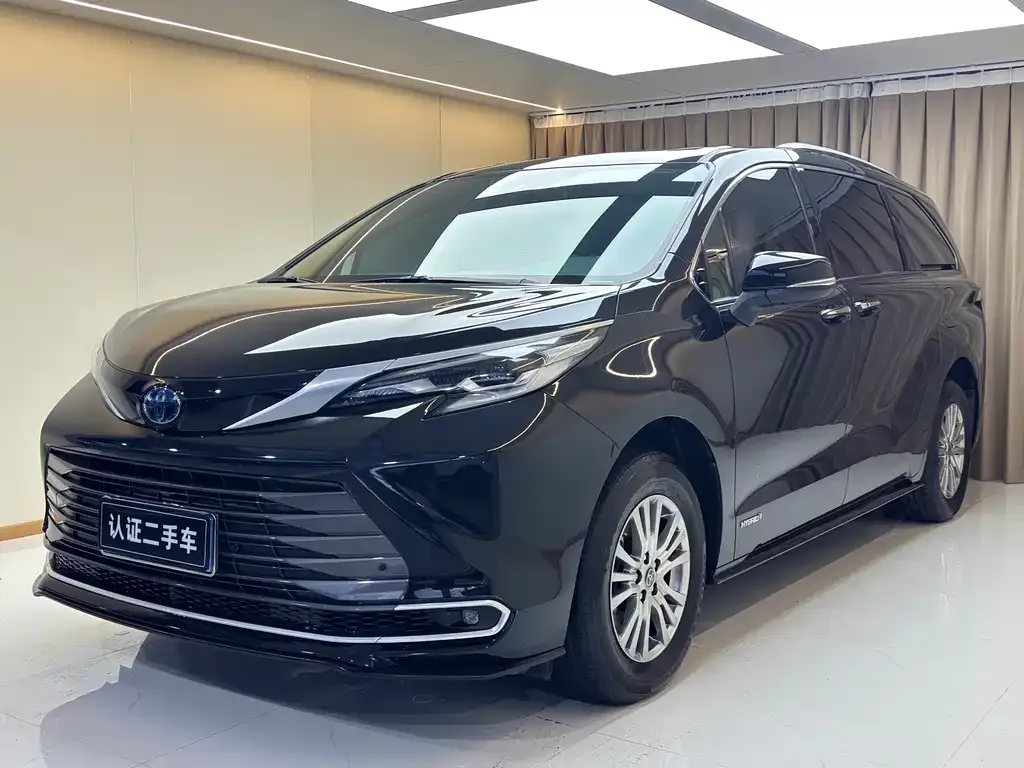 Toyota Sienna — фото 1
