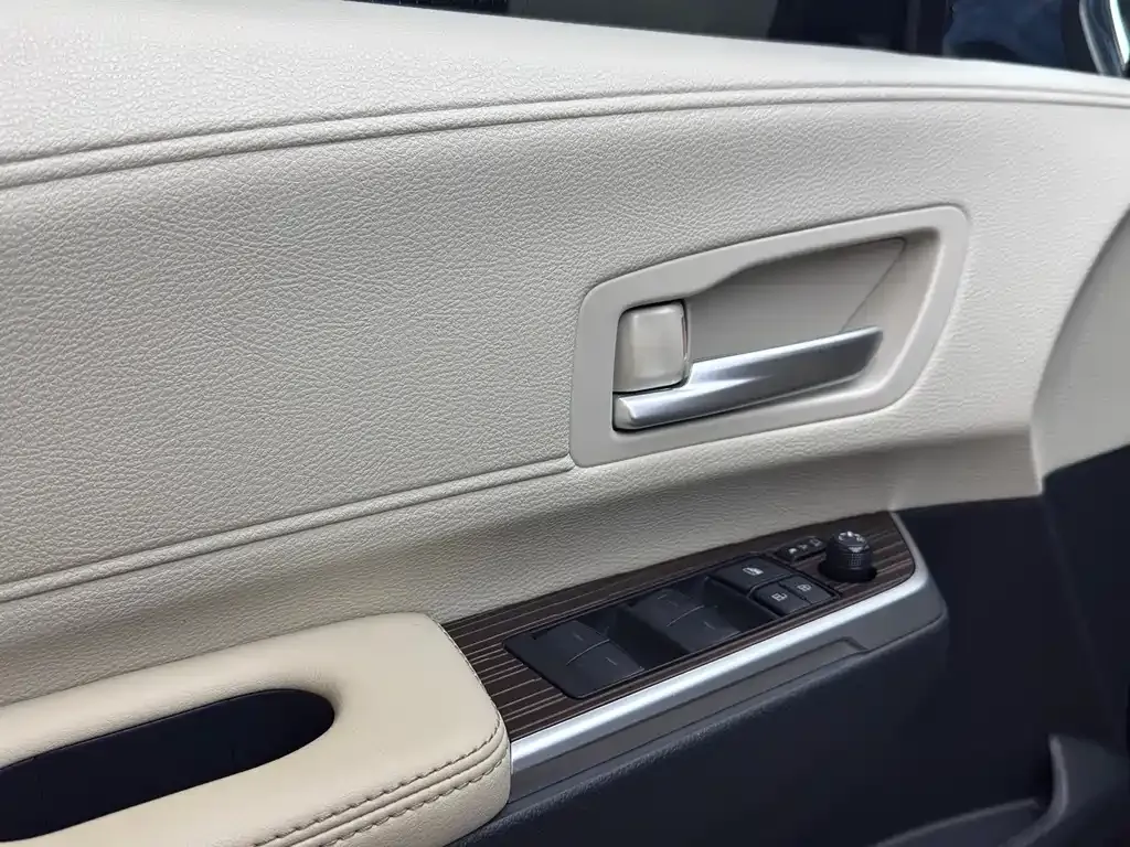 Toyota Sienna — фото 10
