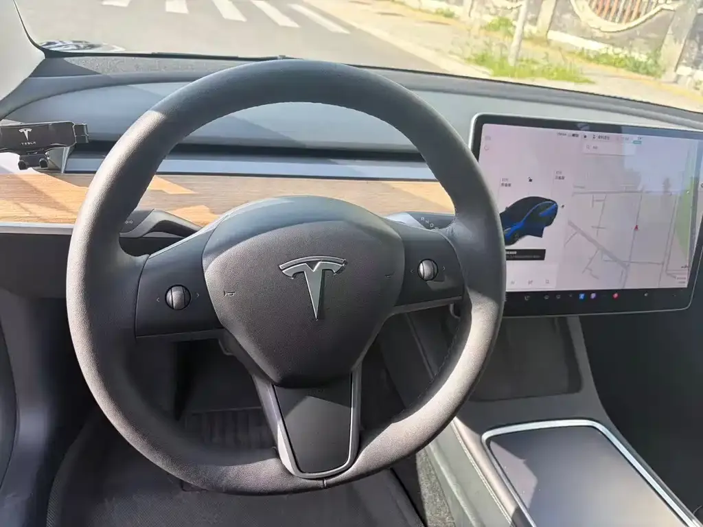 Tesla Model 3 — фото 3
