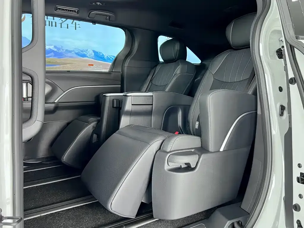 Toyota Sienna — фото 6