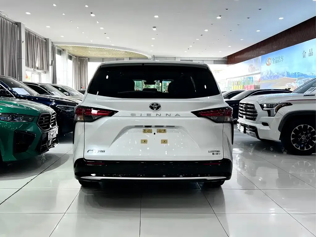 Toyota Sienna — фото 3