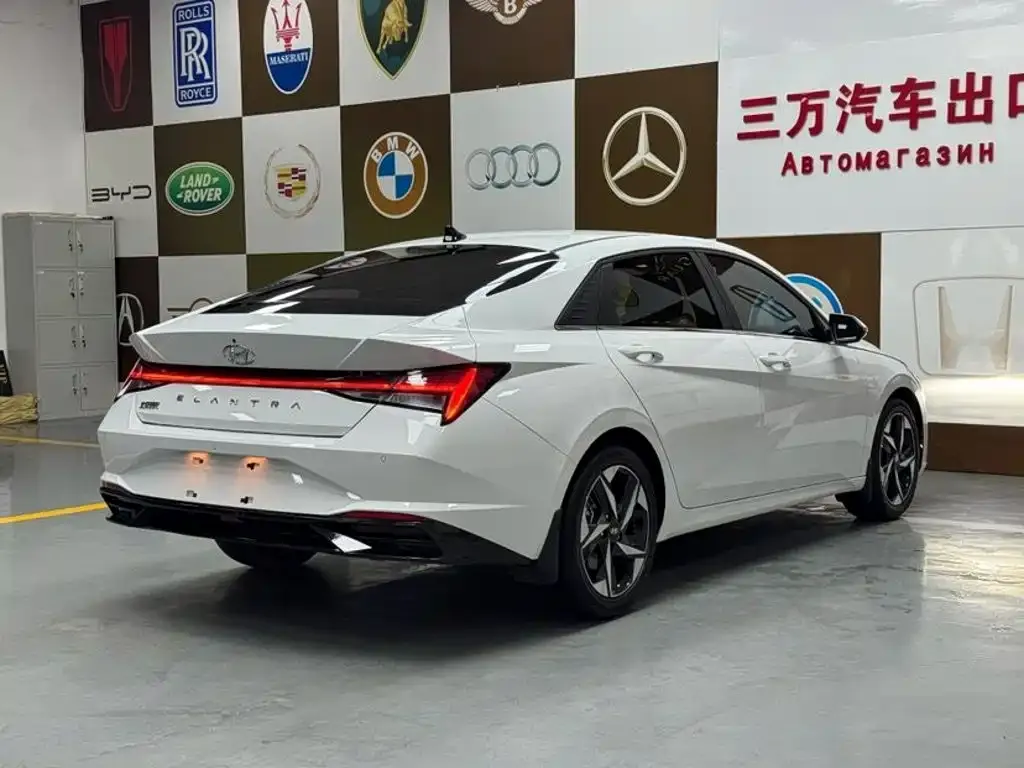 Hyundai Elantra — фото 10