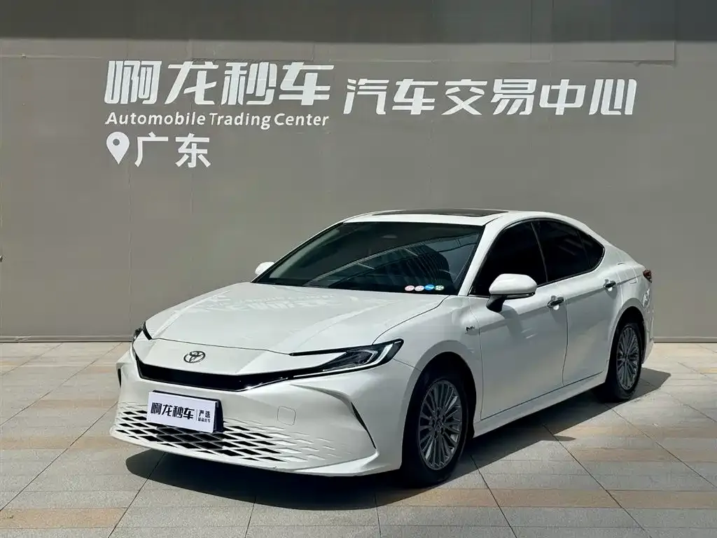 Toyota Camry — фото 1