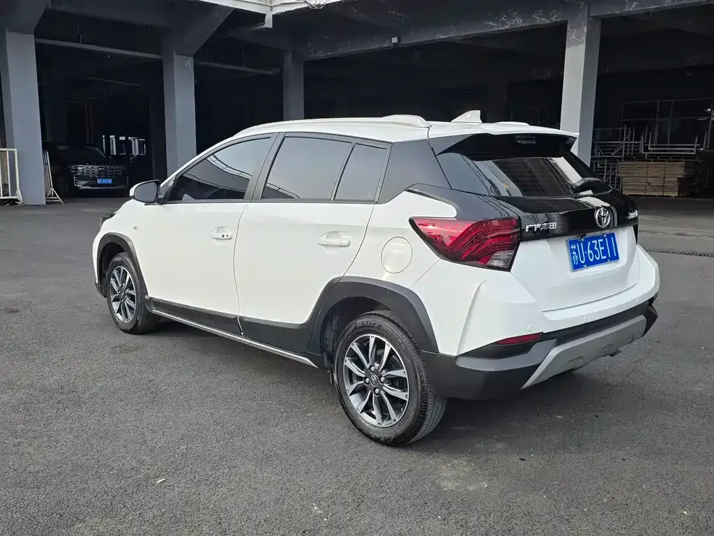 Toyota Yaris L — фото 5