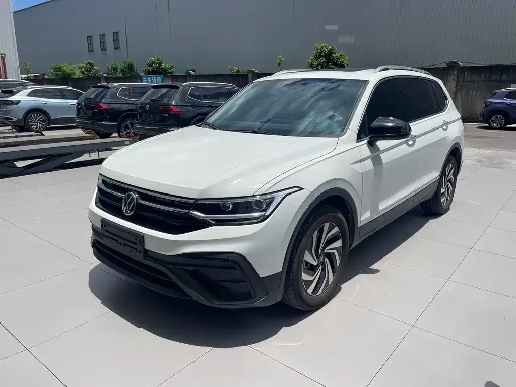 Volkswagen Tiguan L — фото 1