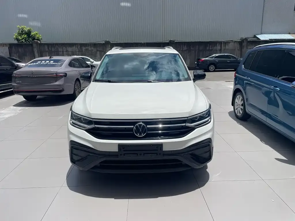 Volkswagen Tiguan L — фото 9