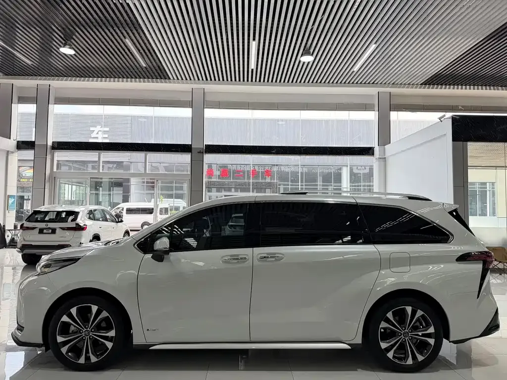 Toyota Granvia — фото 3
