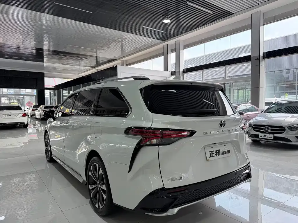 Toyota Granvia — фото 10