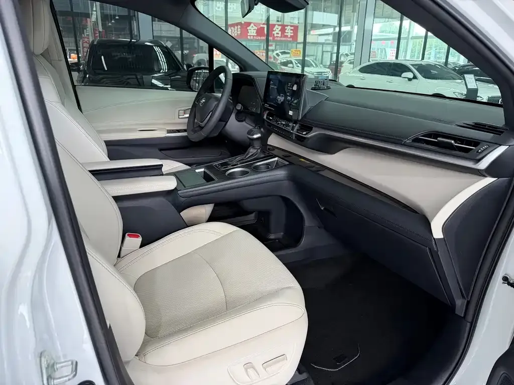 Toyota Granvia — фото 7