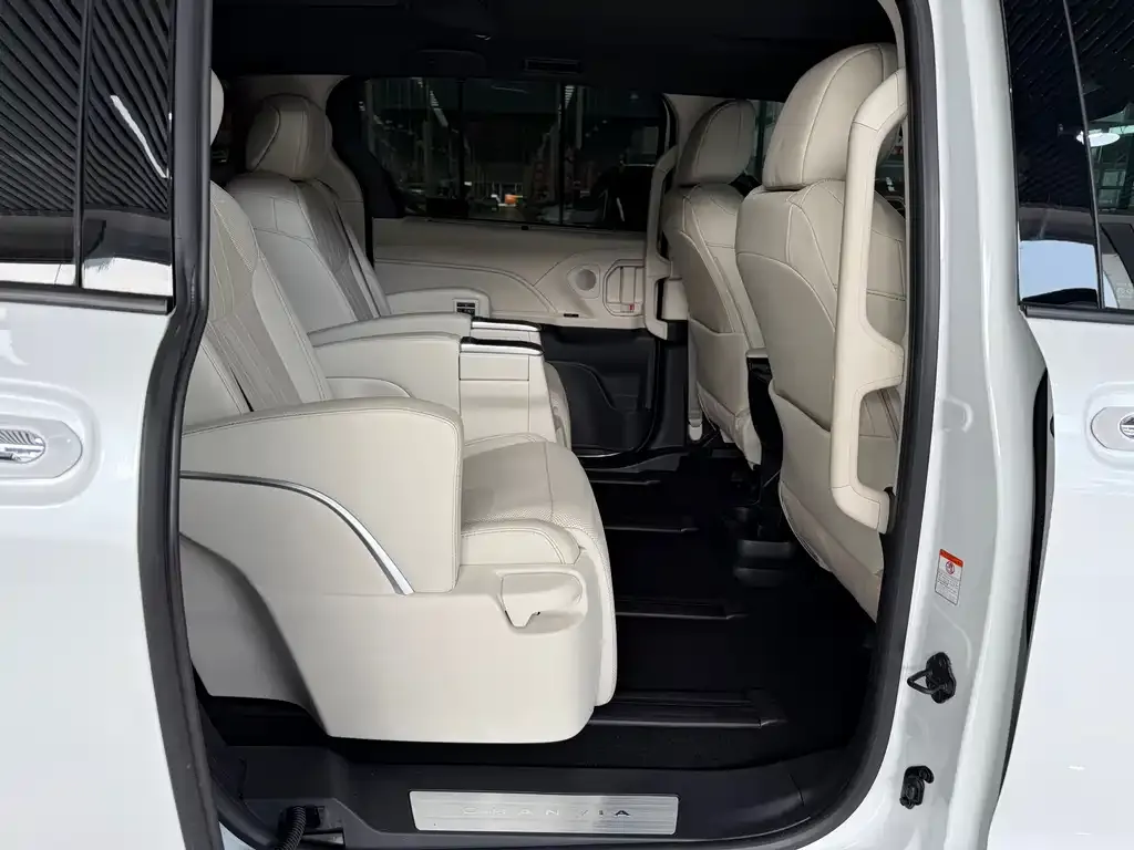 Toyota Granvia — фото 9