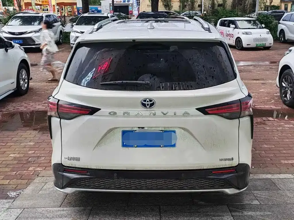 Toyota Granvia — фото 5