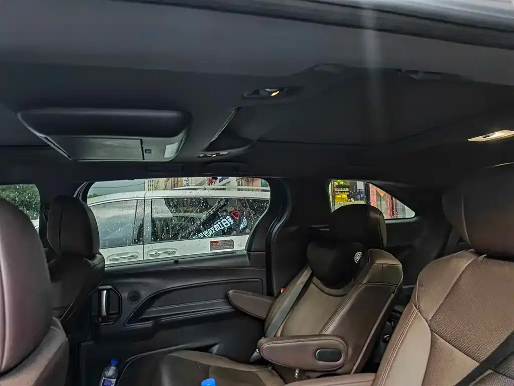 Toyota Granvia — фото 2