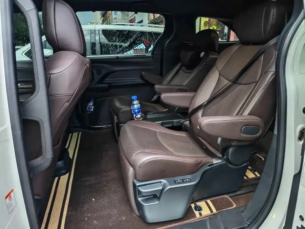 Toyota Granvia — фото 8