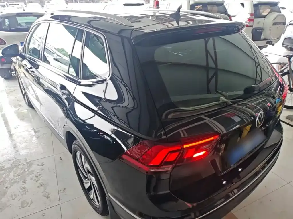 Volkswagen Tiguan L — фото 10
