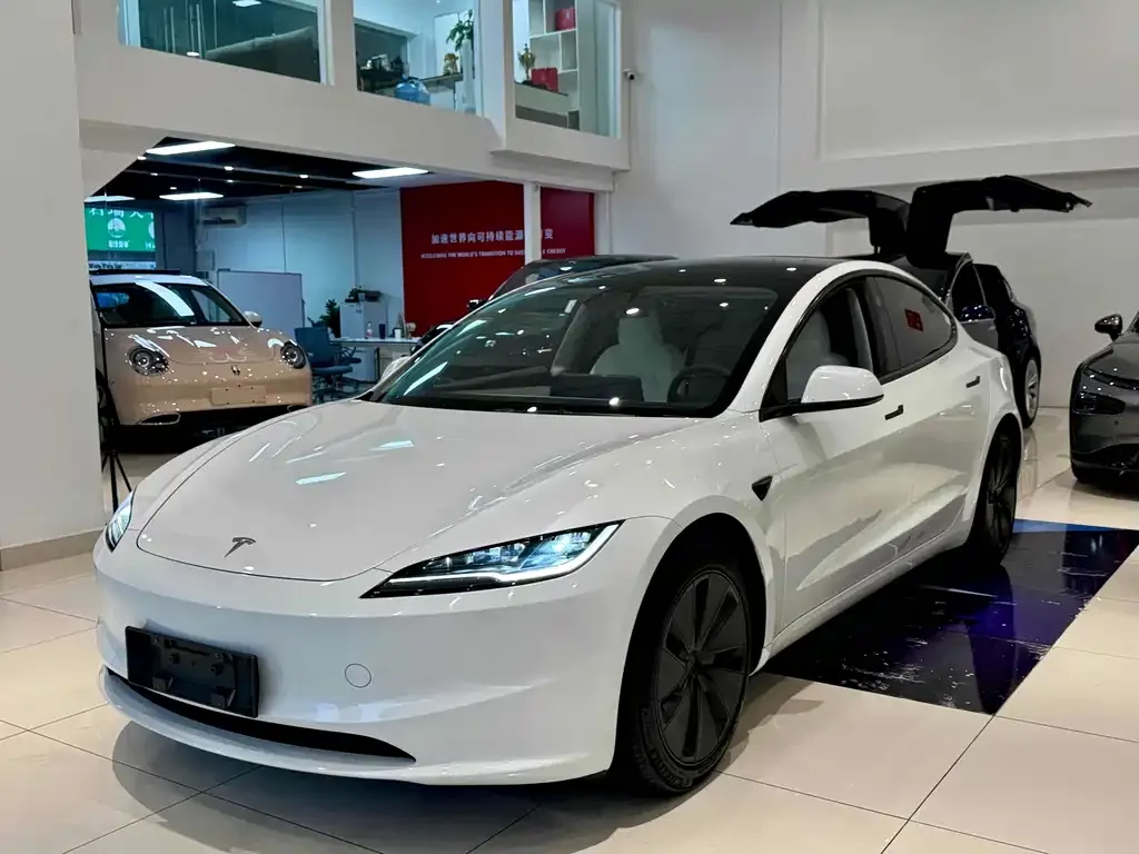 Tesla Model 3 — фото 1