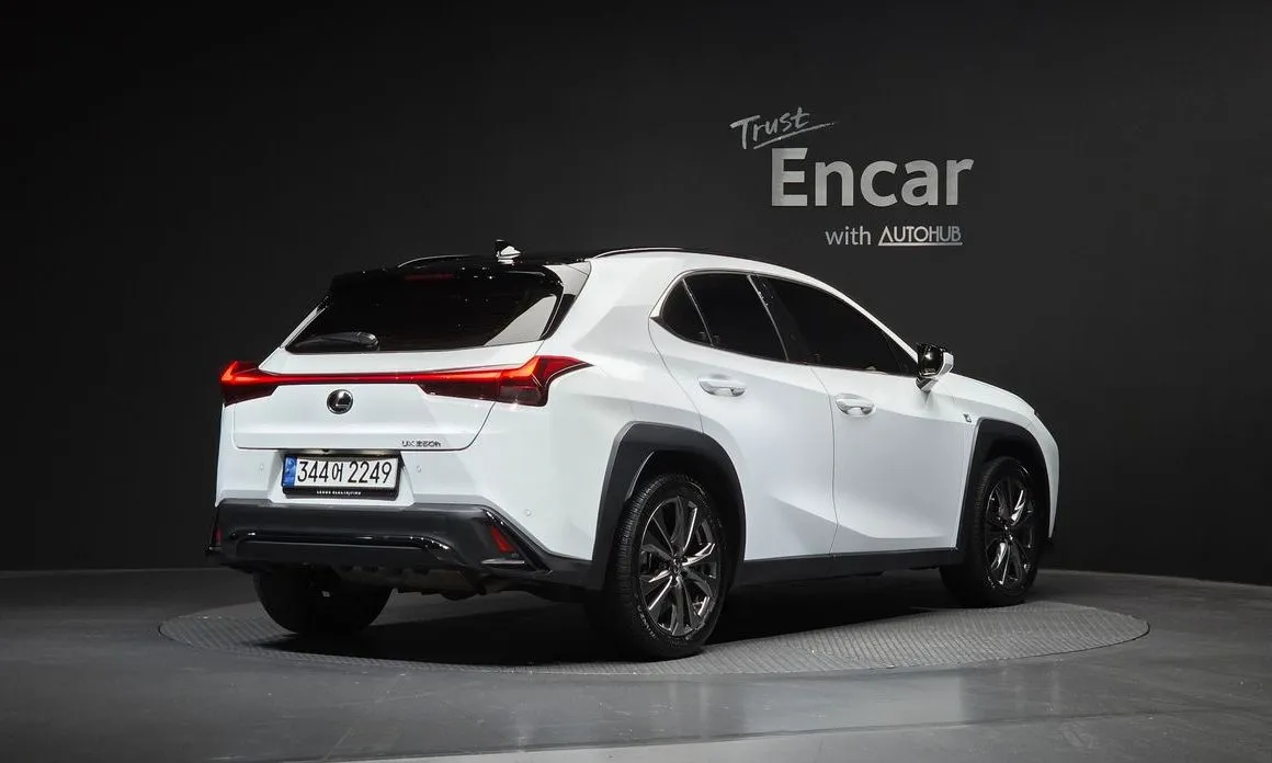 Lexus UX — фото 3