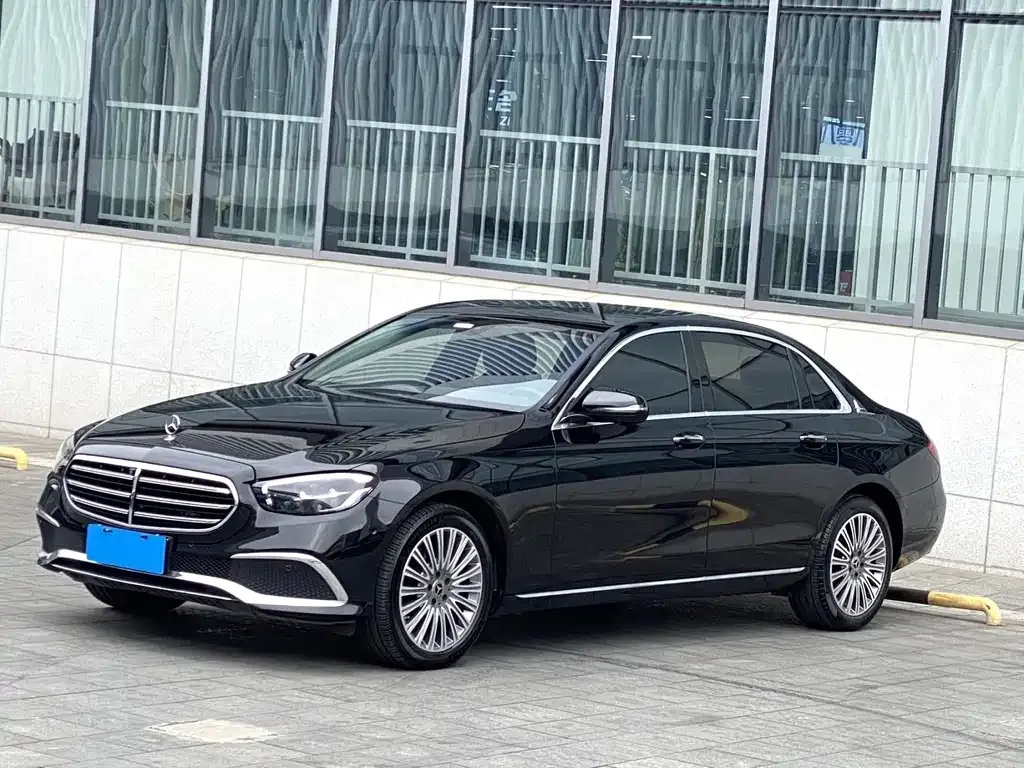 Mercedes-Benz E-Class — фото 1
