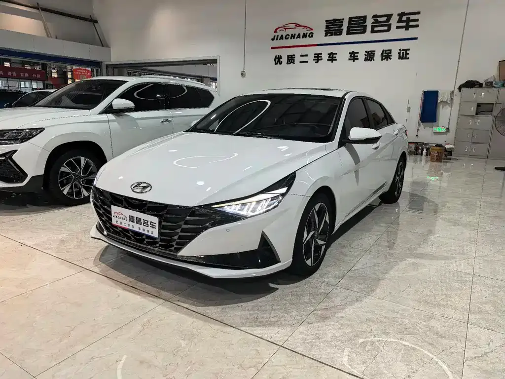 Hyundai Elantra — фото 1