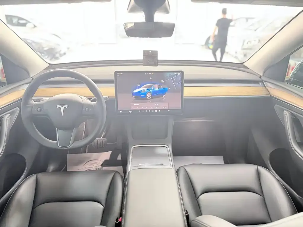 Tesla Model Y — фото 8