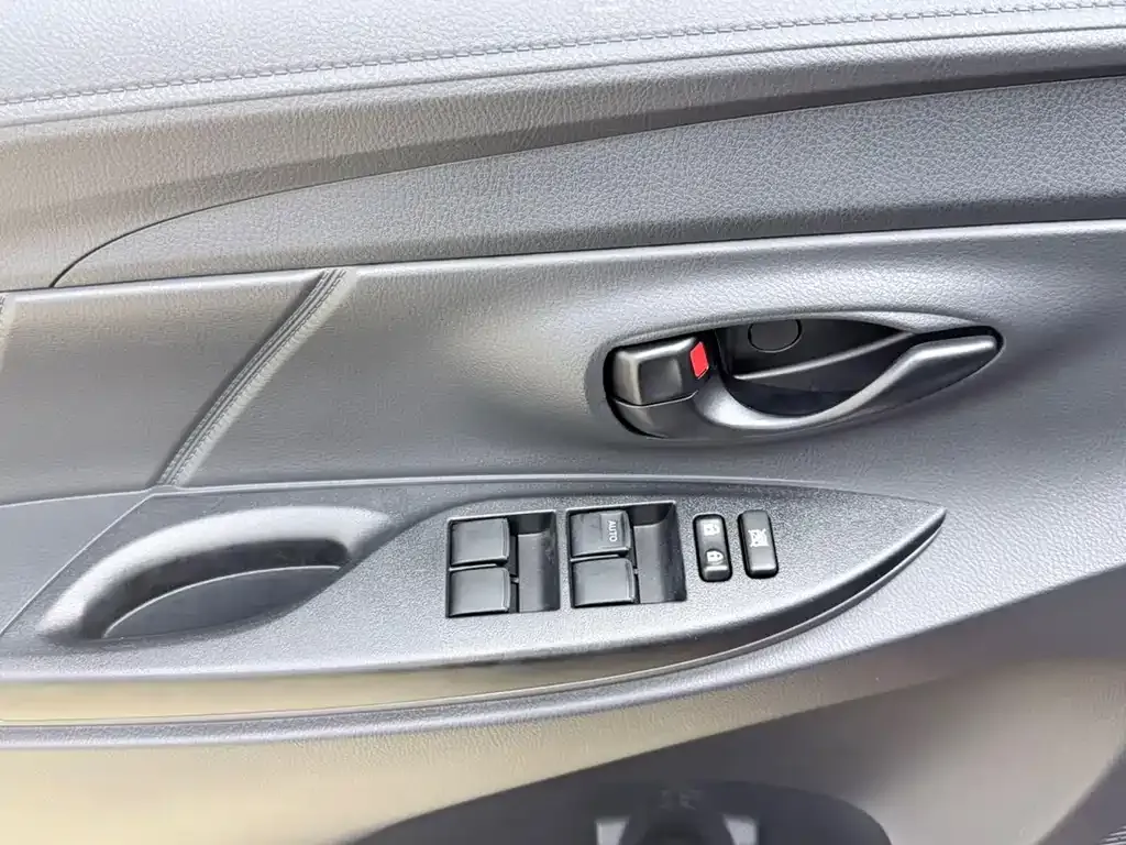 Toyota Yaris L — фото 7