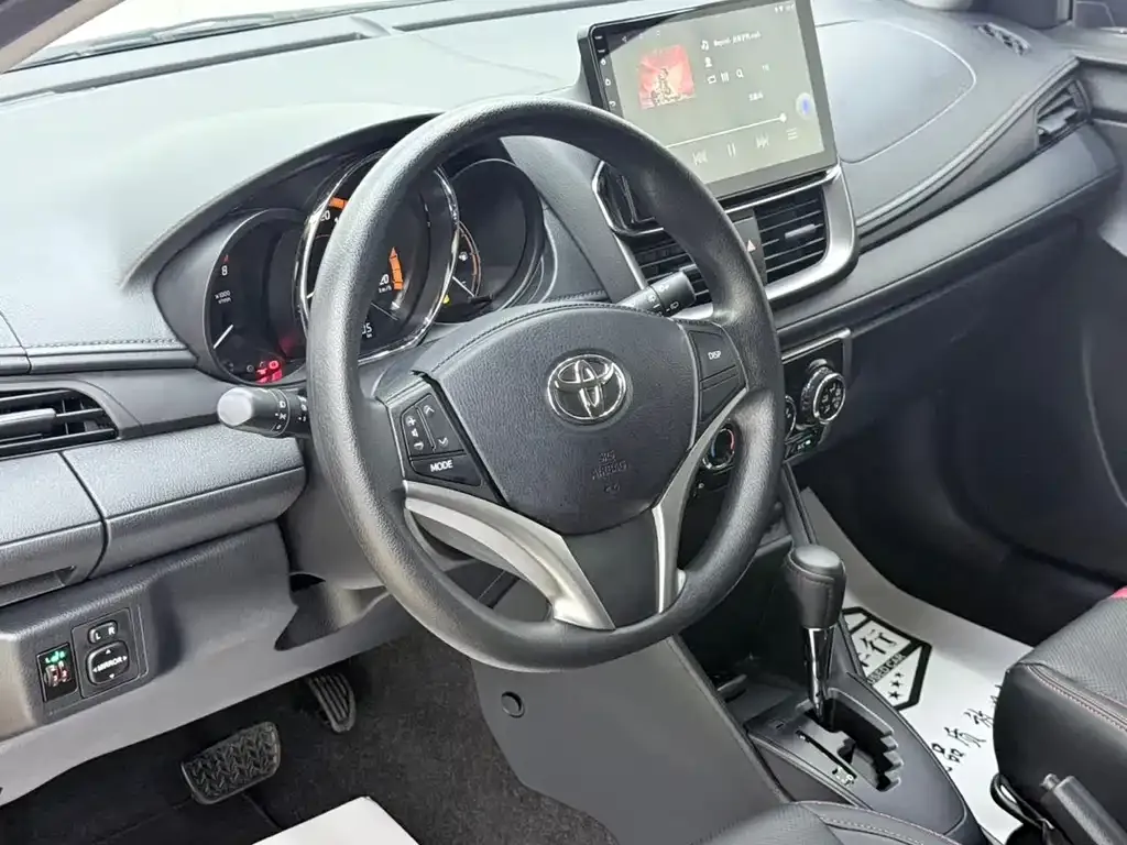 Toyota Yaris L — фото 8