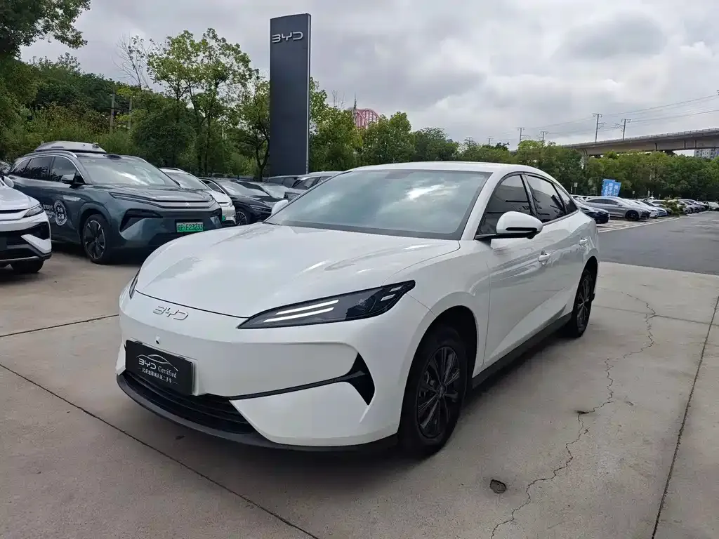 BYD e7