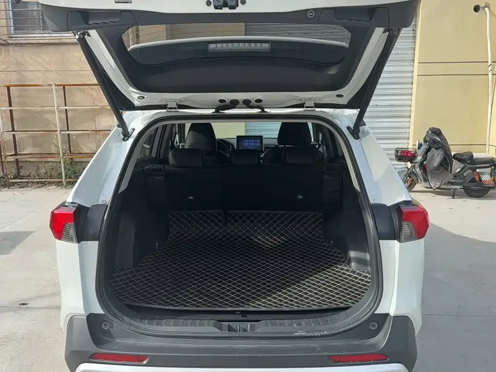 Toyota RAV4 — фото 10