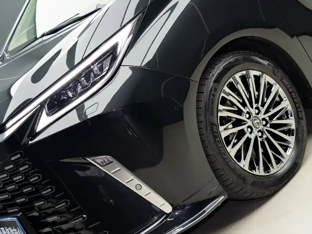 Lexus LM — фото 8