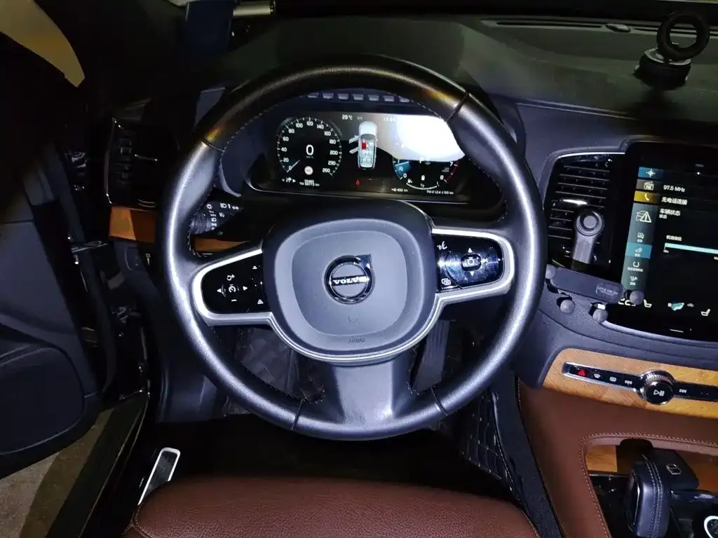 Volvo XC90 — фото 9