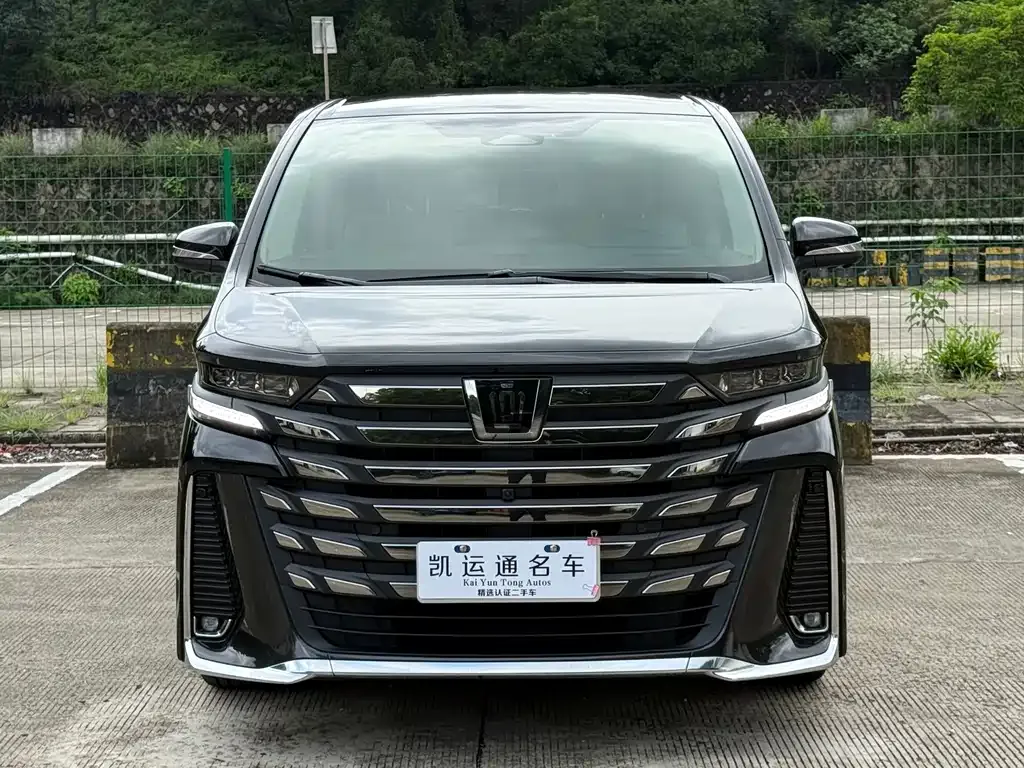 Toyota Vellfire — фото 1