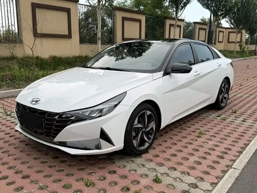 Hyundai Elantra — фото 1