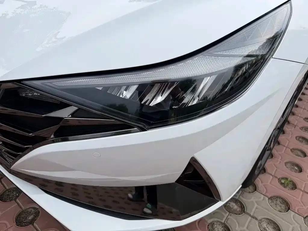 Hyundai Elantra — фото 3