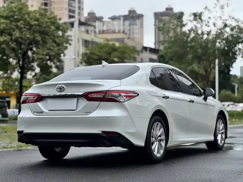 Toyota Camry — фото 9