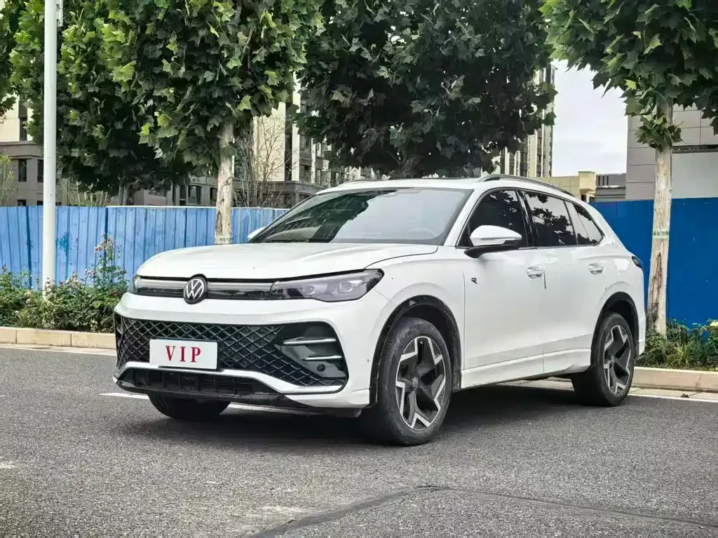 Volkswagen Tiguan L — фото 1