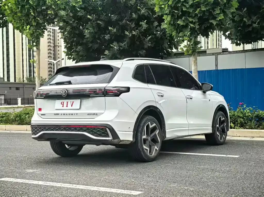 Volkswagen Tiguan L — фото 9