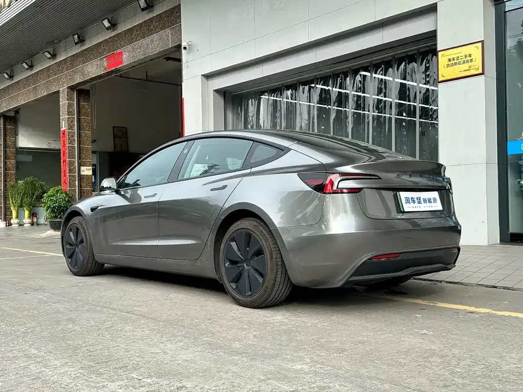 Tesla Model 3 — фото 10