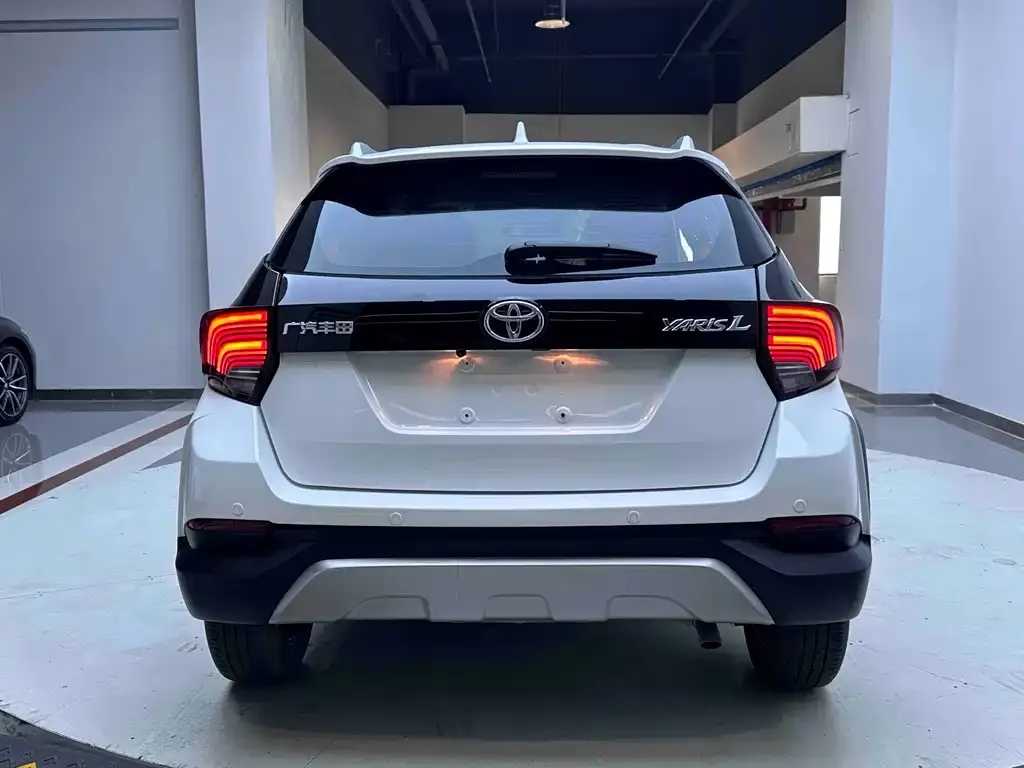 Toyota Yaris L — фото 6
