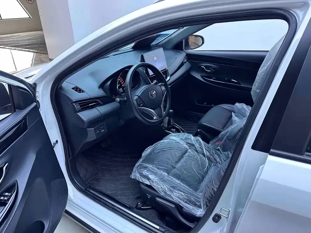 Toyota Yaris L — фото 3