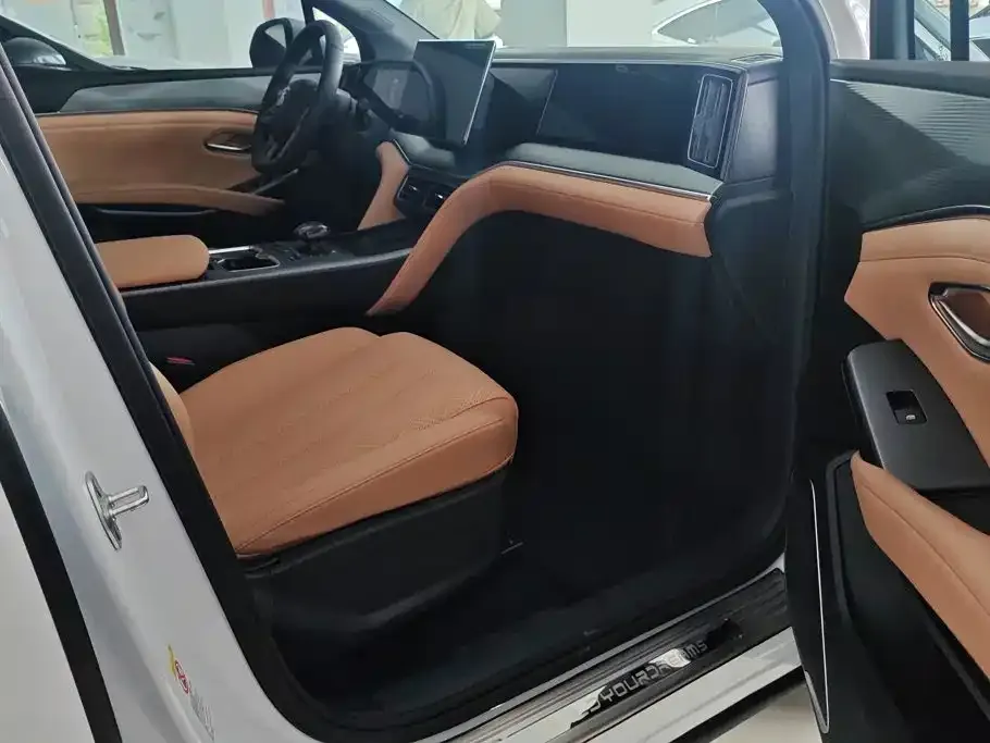 BYD L DM-i — фото 3