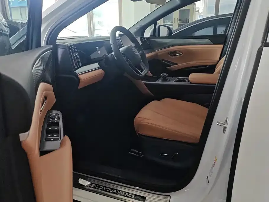 BYD L DM-i — фото 4