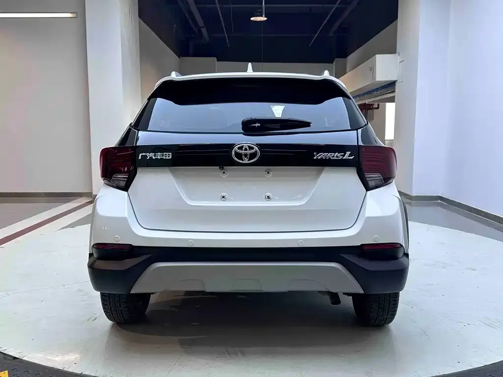 Toyota Yaris L — фото 4