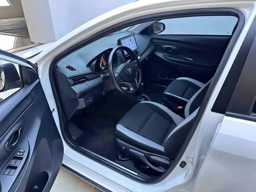 Toyota Yaris L — фото 9