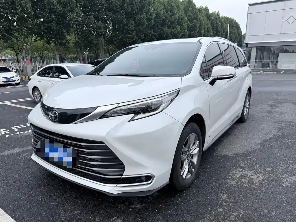 Toyota Sienna — фото 1
